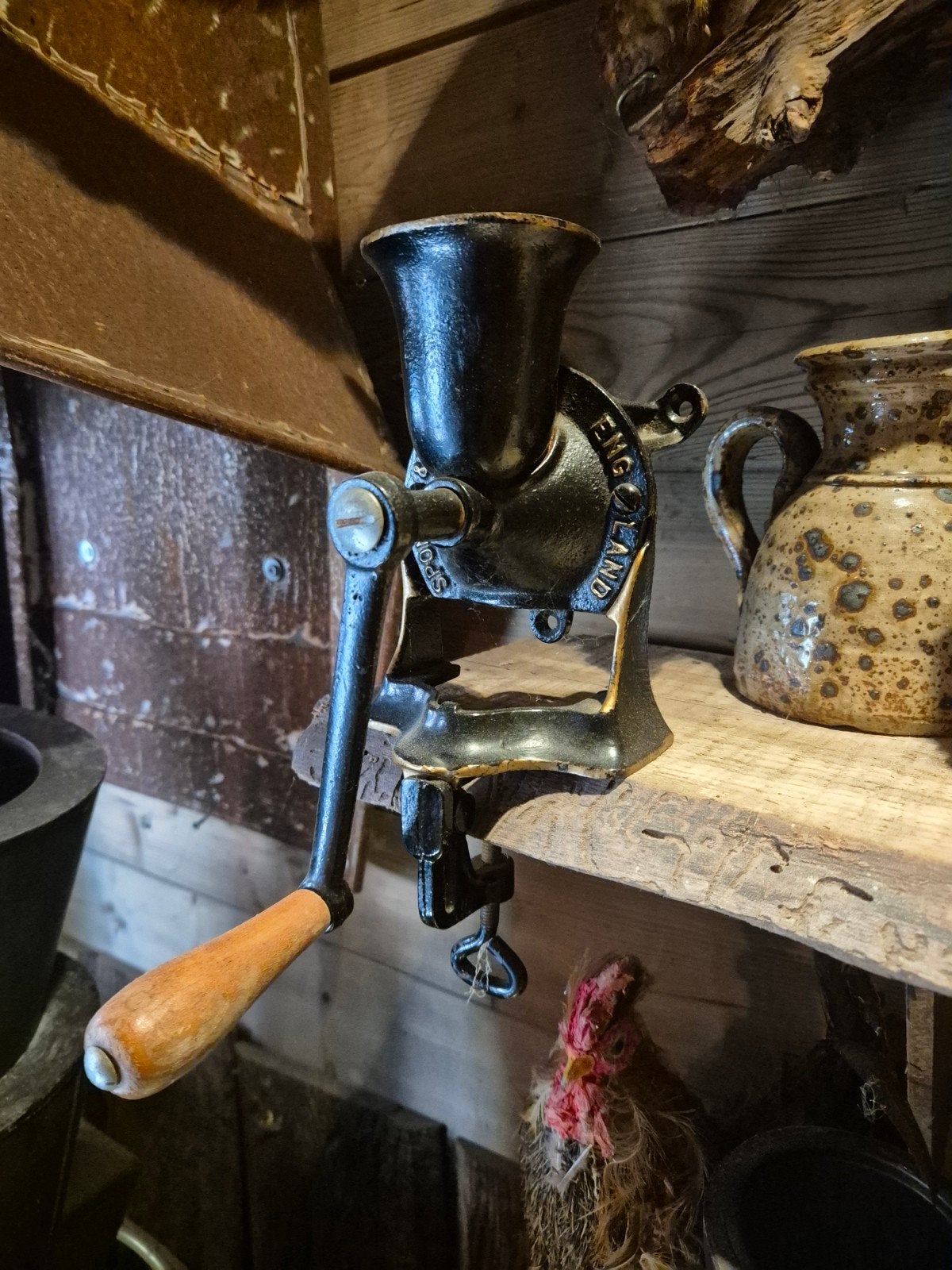antieke koffiemolen, Ophalen