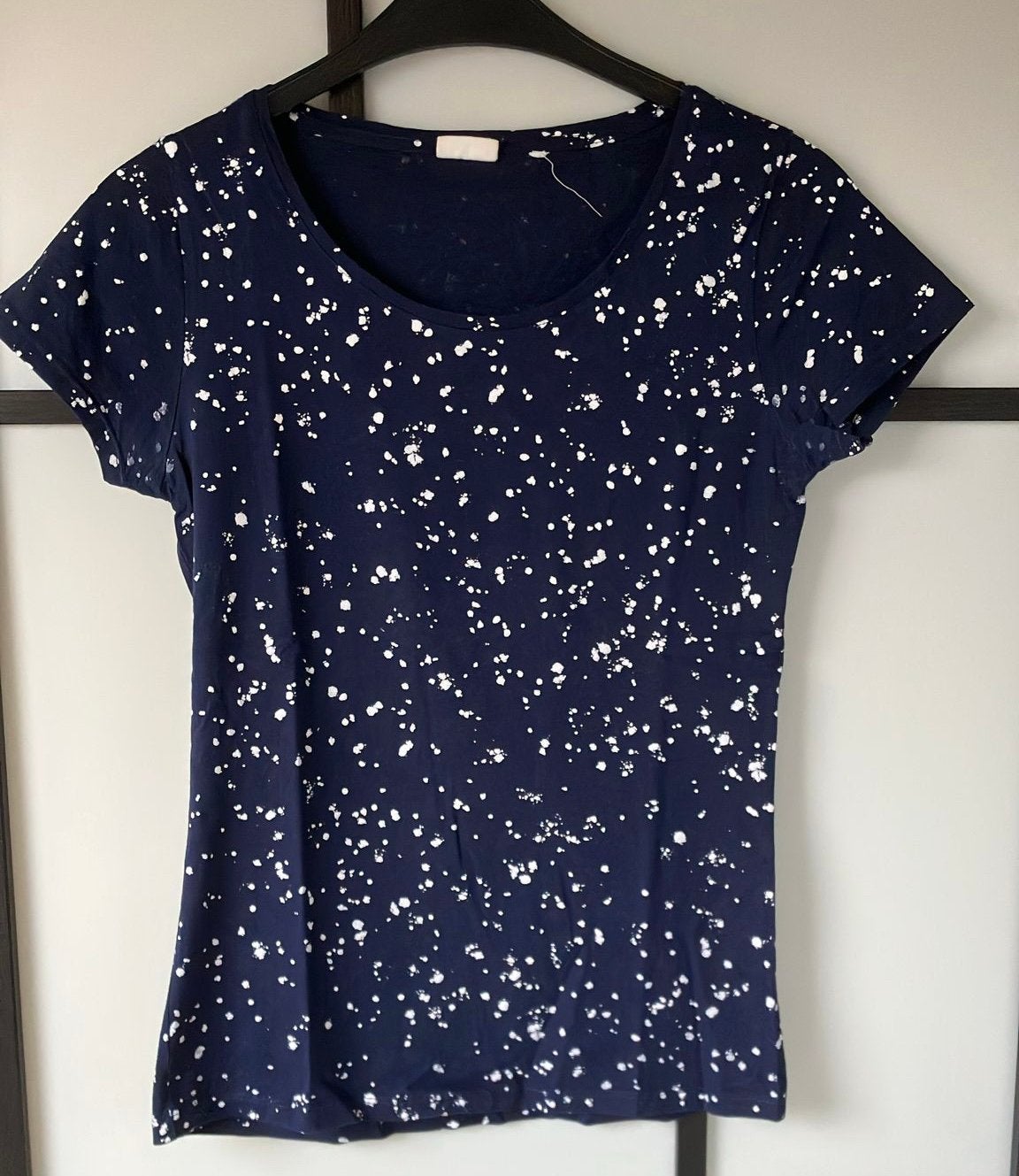T-shirt donkerblauw met overall print witte spetters sting, Ophalen of Verzenden, Zo goed als nieuw, Blauw, Korte mouw