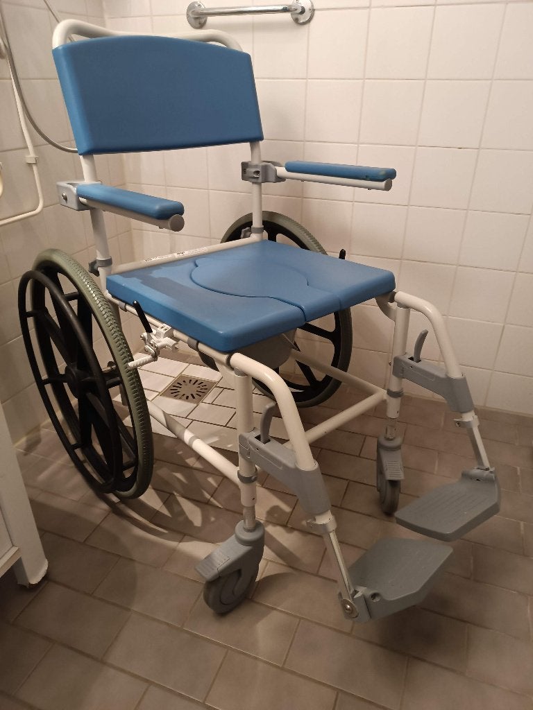 Verrijdbare douche- en toiletstoel van Aston Drive, Ophalen, Gebruikt