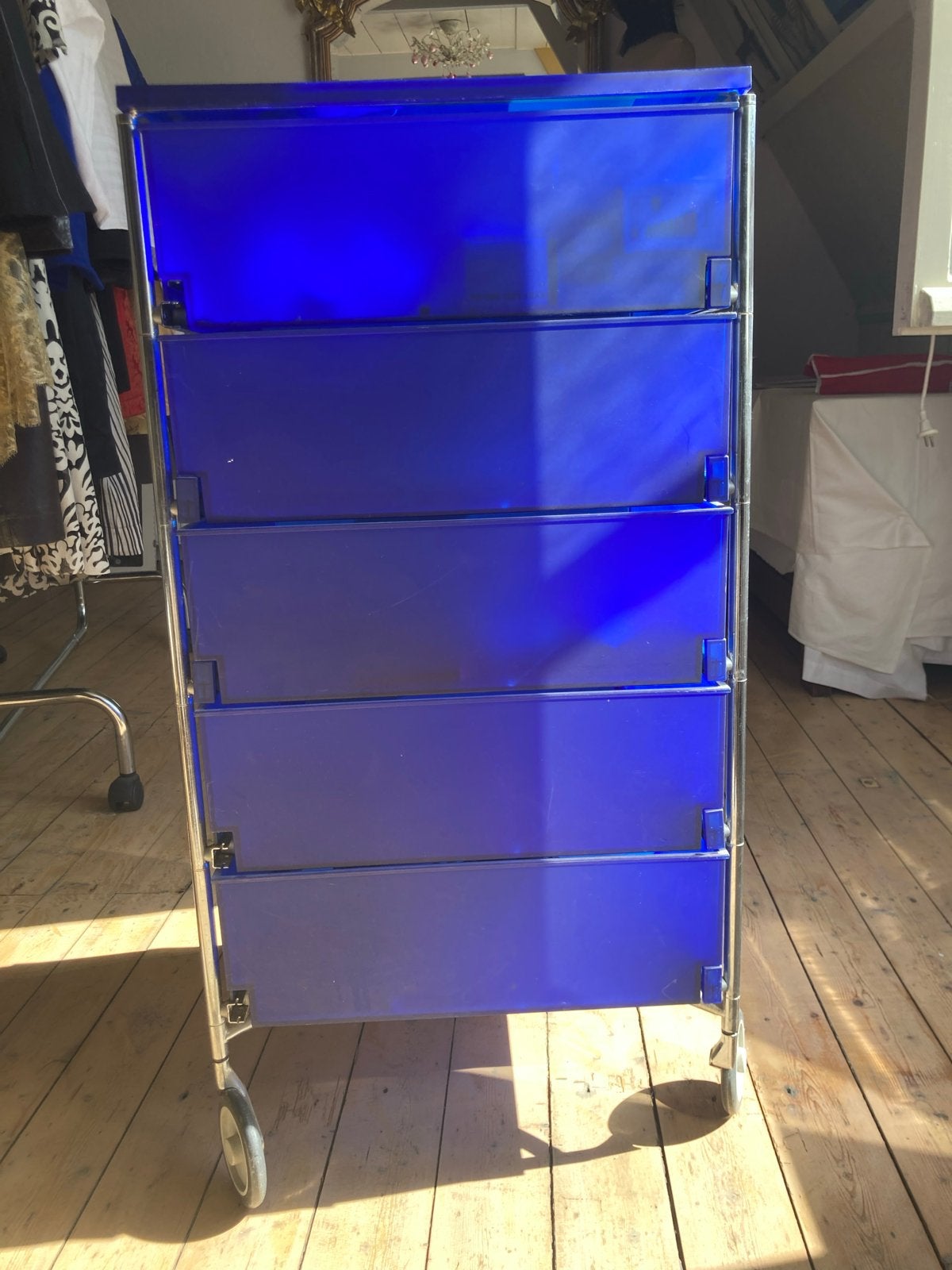 Blauwe ladekast op wielen - 96x52x55 cm, Huis en Inrichting, Ophalen, Kunststof, Gebruikt, 5 laden of meer