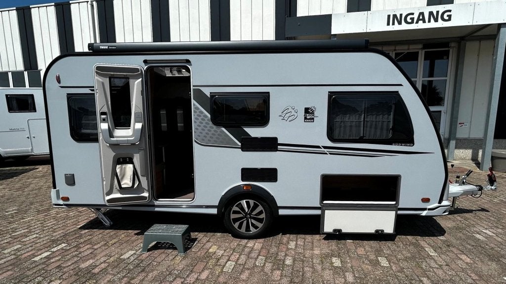 Knaus Sudwind Black Selection 460 EU Voordeelpakket, Overige typen, Bedrijf, 5 tot 6 meter, 1250 - 1500 kg