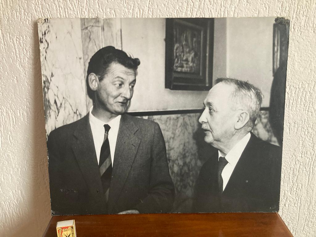 Willem Elsschot & Simon Carmiggelt zwart/wit foto hardboard, Ophalen of Verzenden, Zo goed als nieuw, Foto of Poster, Minder dan 50 cm