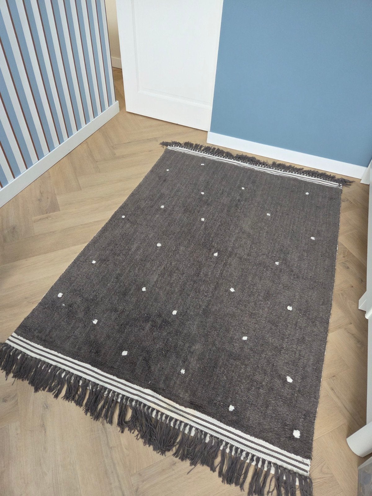 Tapis Petit Vloerkleed Antraciet met Witte Stippen, 100 tot 150 cm, Zo goed als nieuw, Modern, Speels, Kinderkamer, 50 tot 100 cm
