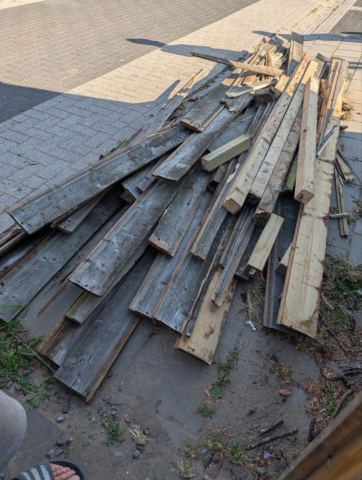 Gratis af te halen: Oude rabatdelen en palen, Ophalen, Gebruikt, 25 tot 50 mm, Plank