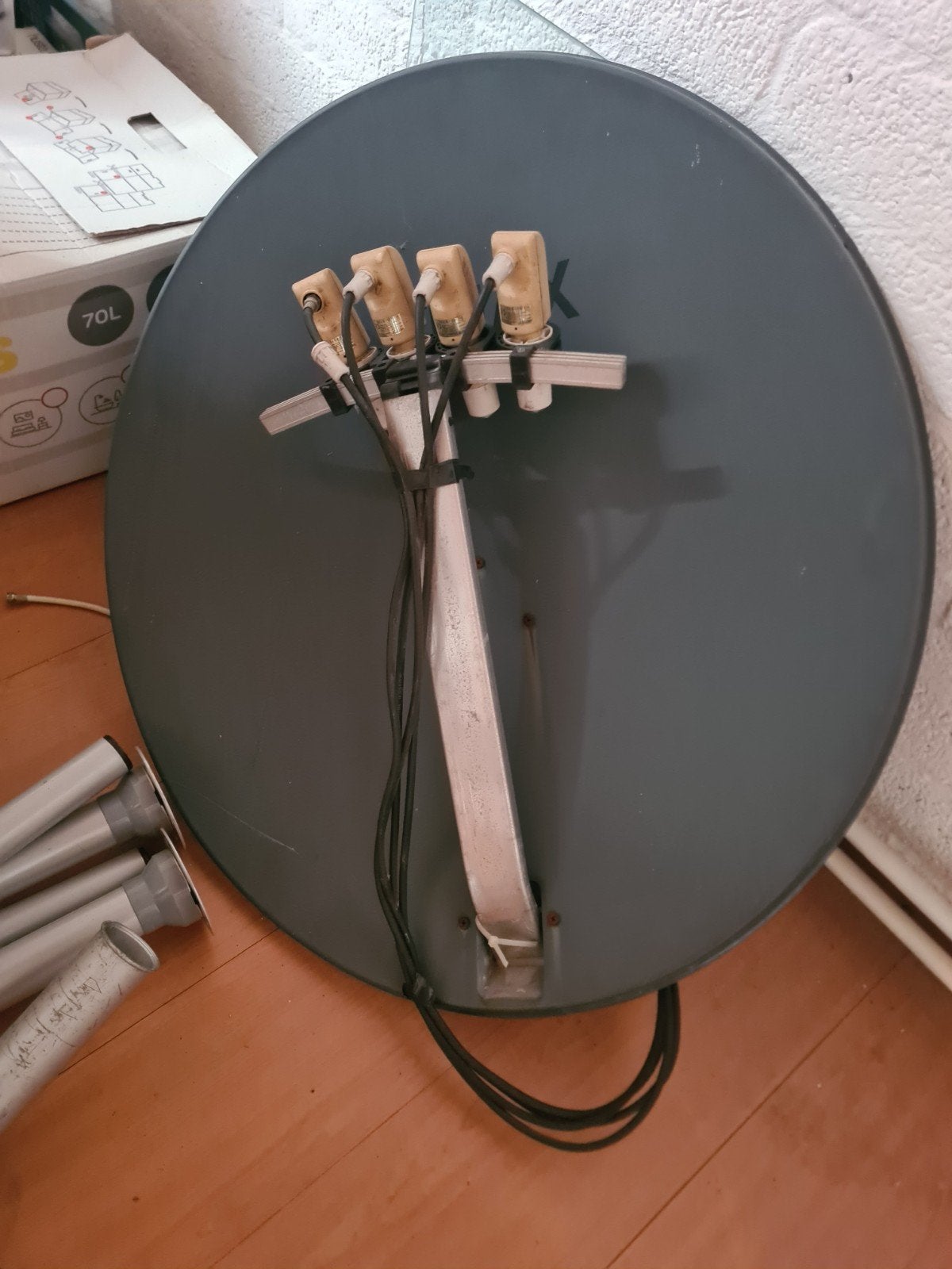 Schotelantenne met 4 LNB's - Satellietontvangst, Ophalen, Gebruikt, (Schotel)antenne, Overige merken