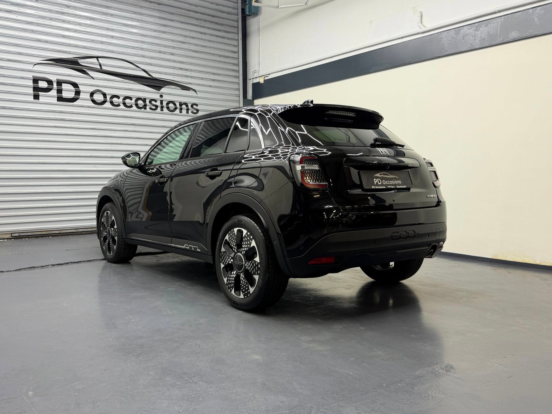 Fiat 600 1.2 Hybrid 145PK La Prima - Wit leer -Elek. Achterk, Auto's, 145 pk, Gebruikt, 1199 cc, Zwart