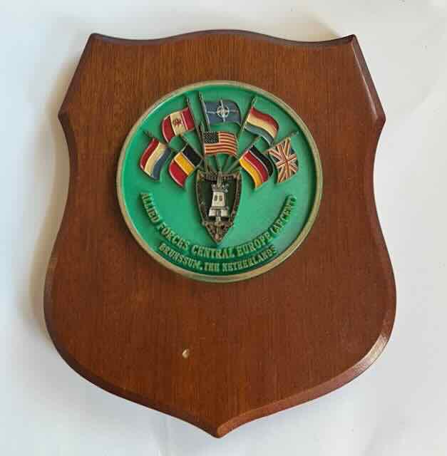 Allied Force Cerntral Europe - Wapenschild plaque, Ophalen of Verzenden, Landmacht, Nederland, Embleem of Badge