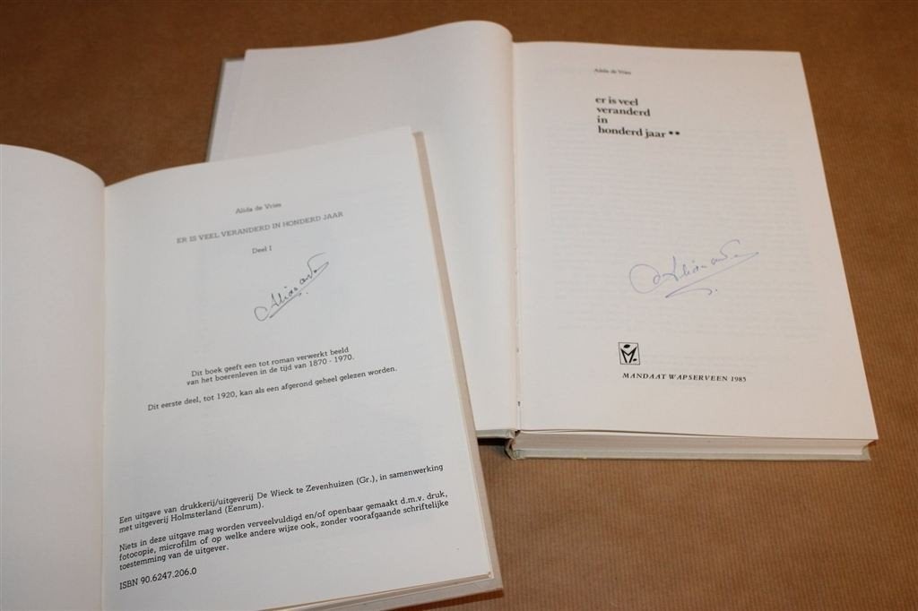 Er is Veel Veranderd — Gesigneerd Deel 1 + 2 — A. de Vries, Ophalen of Verzenden, Gelezen