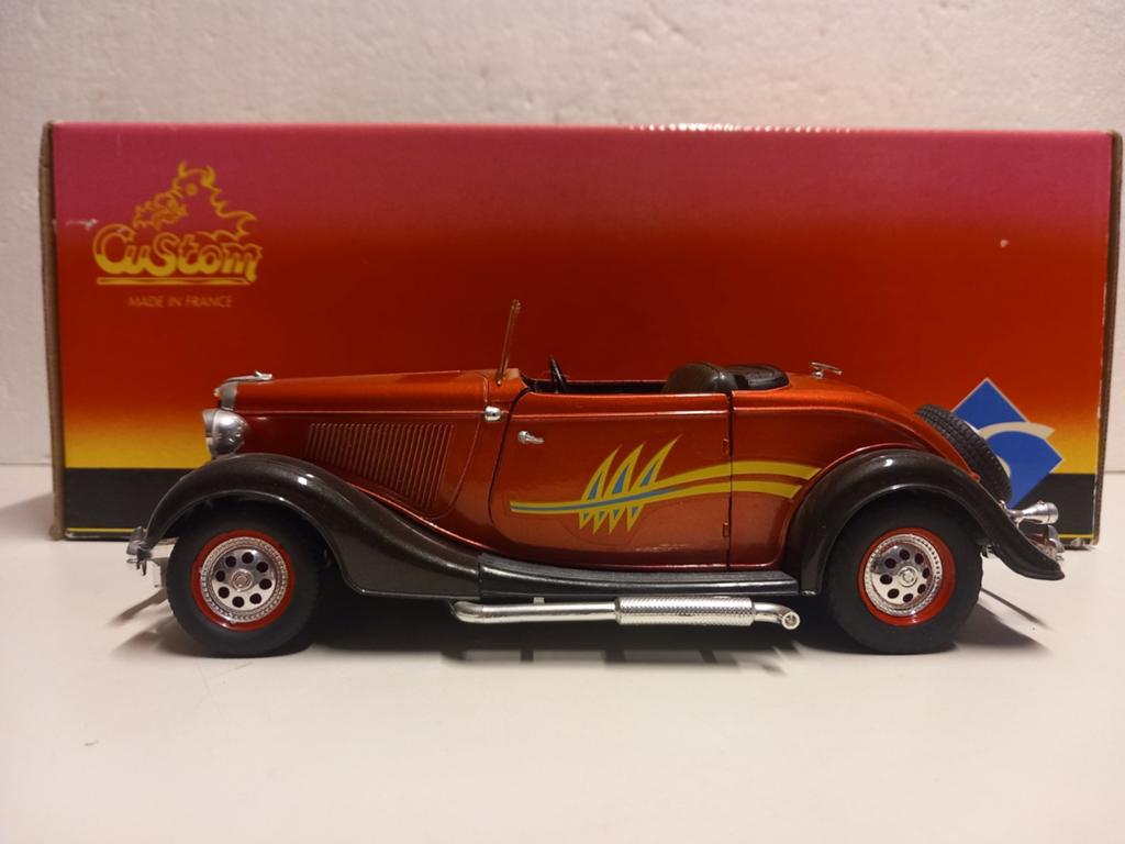 A Ford Roadster Custom red Solido metal 1:17 KRD, Hobby en Vrije tijd, Modelauto's | 1:18, Ophalen of Verzenden, Zo goed als nieuw