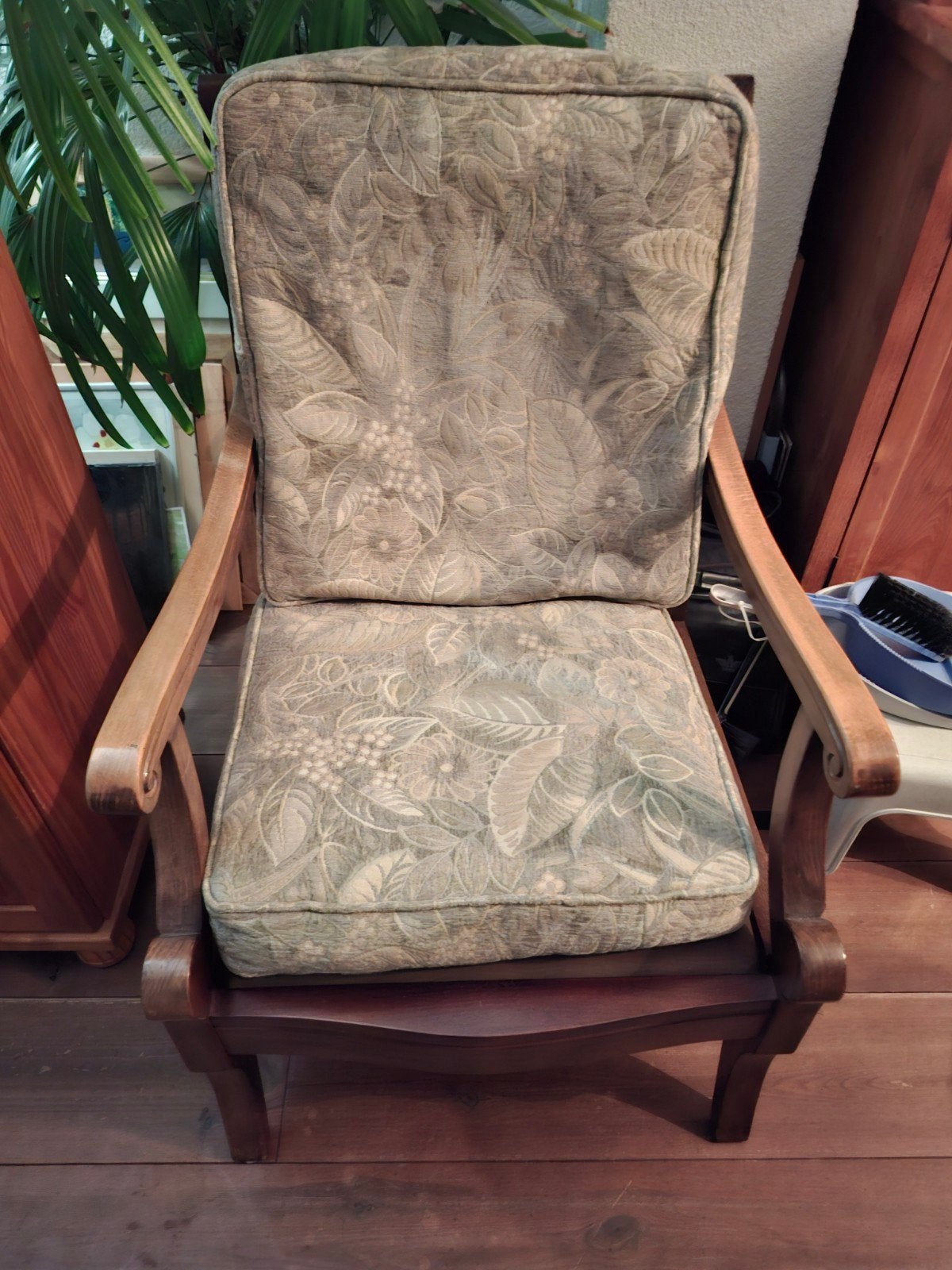Klassieke fauteuil met houten frame en stoffen bekleding, Ophalen