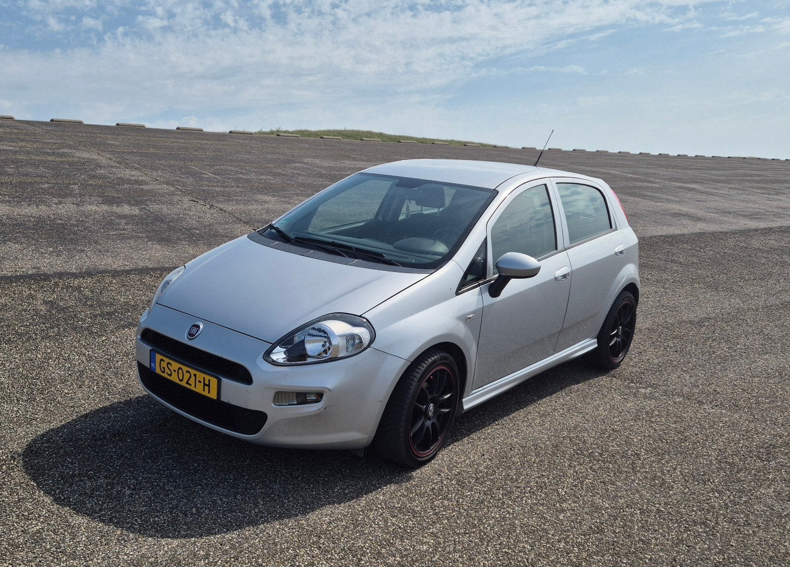 Fiat Punto 0.9 Twinair 74KW 5DR 2015 Grijs, Auto's, Voorwielaandrijving, 49 €/maand, Origineel Nederlands, Handgeschakeld