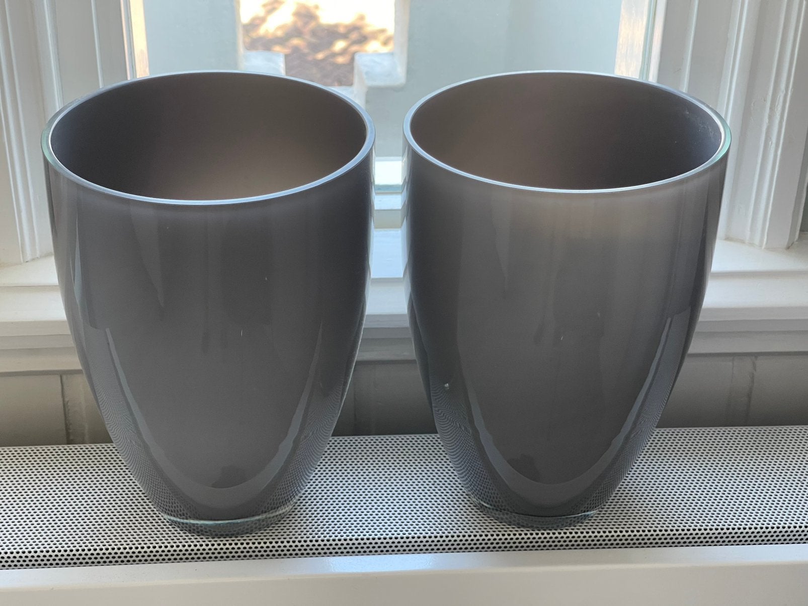 2 mooie grijze glazen bloempotten/ vazen ~ H 26 ~ B 18, Huis en Inrichting, Woonaccessoires | Vazen, 26 cm, Ophalen of Verzenden