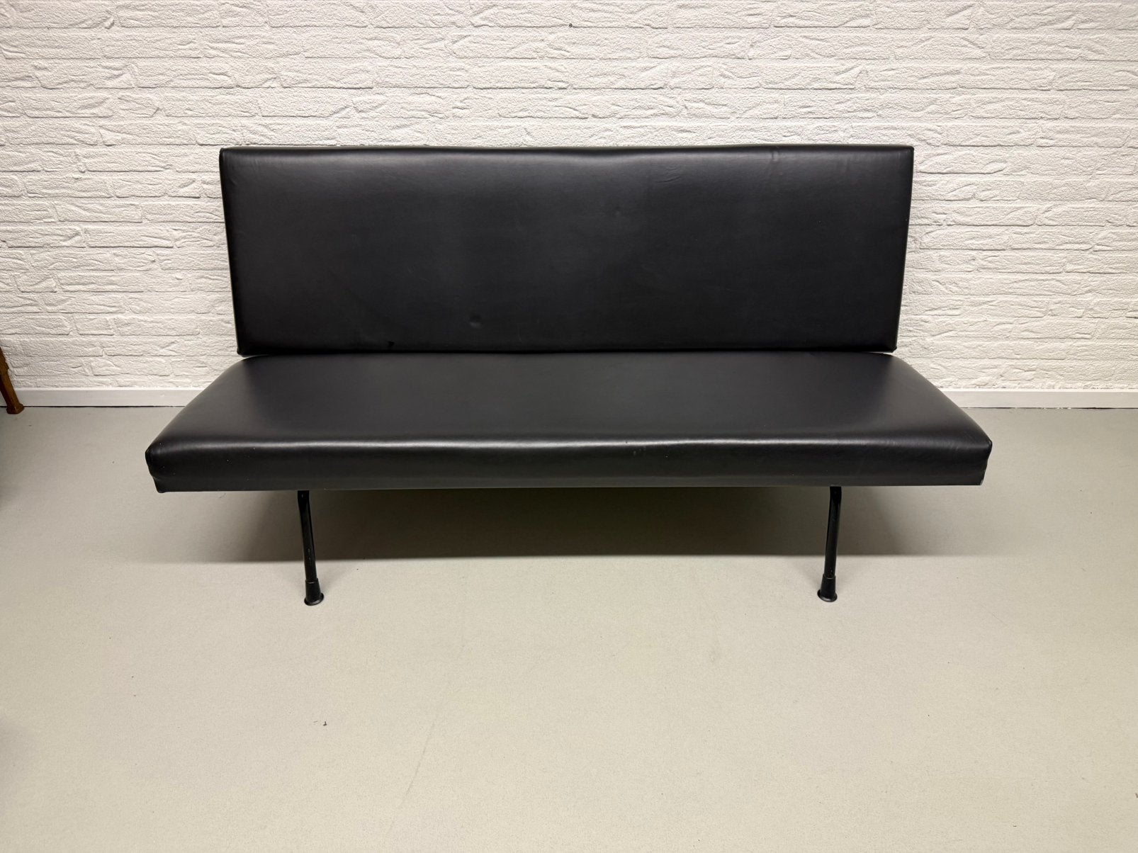 Gelderland Titelopties:Minimalistische Zwarte (Design) Bank, Huis en Inrichting, Banken | Bankstellen, Gebruikt, Minder dan 75 cm