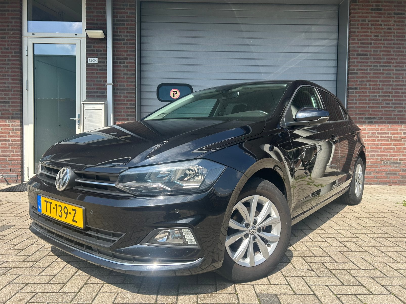 Volkswagen Polo 1.0 TSI 5drs. Highline /PDC V+A/ Cruise, Voorwielaandrijving, Stof, 40 €/maand, Zwart