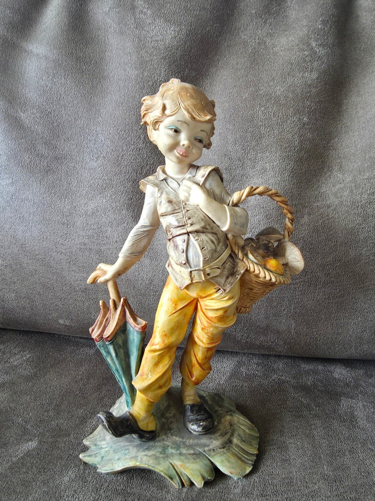 Vintage Italiaans Beeldje 'Jongen met Paraplu' – La Medea, Ophalen of Verzenden, 20 - 50 cm, Beeld, Europa