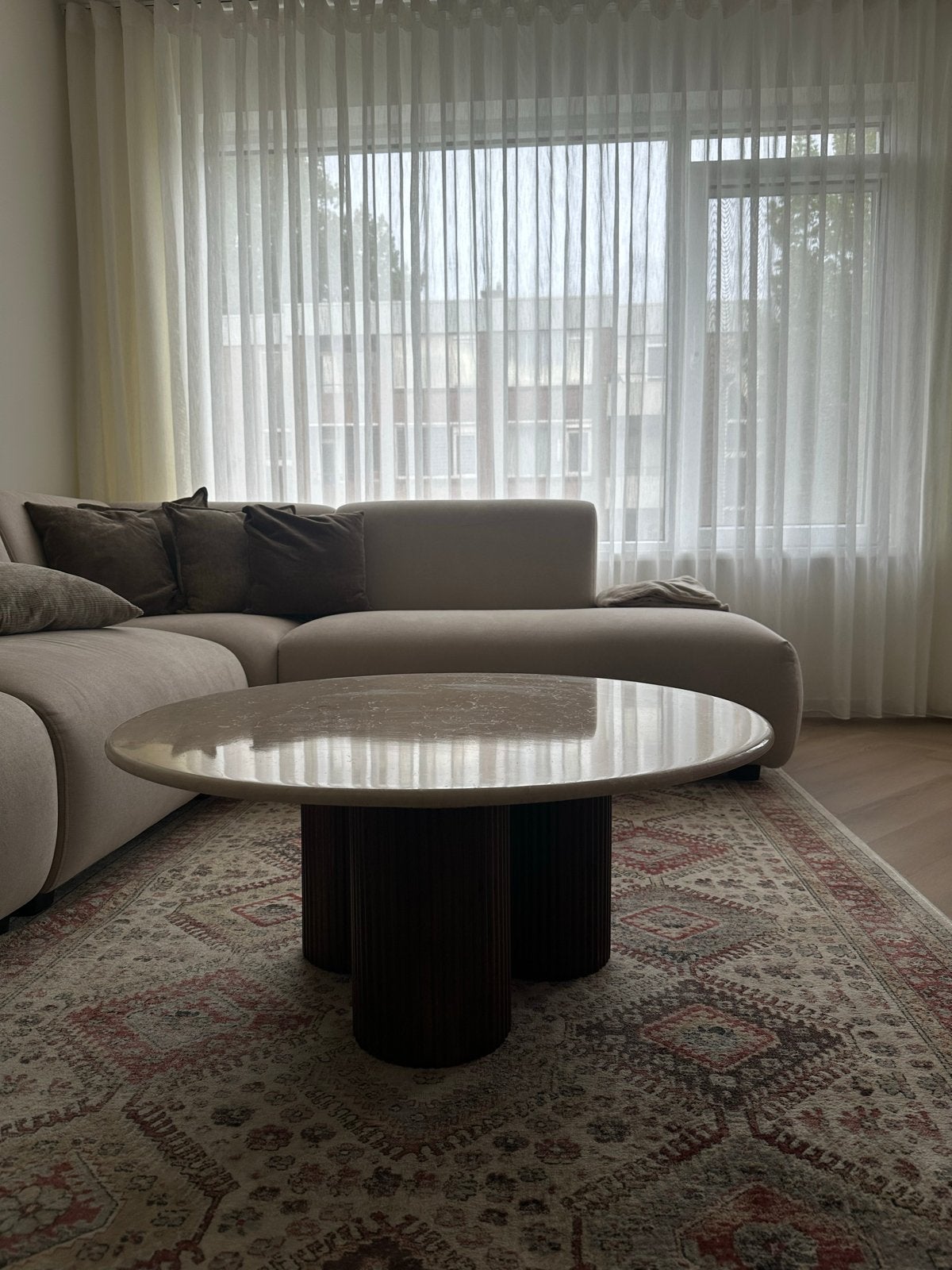 Ronde Japandi salontafel met marmeren blad en houten poten, Ophalen, Japandi, 50 tot 100 cm, Rond