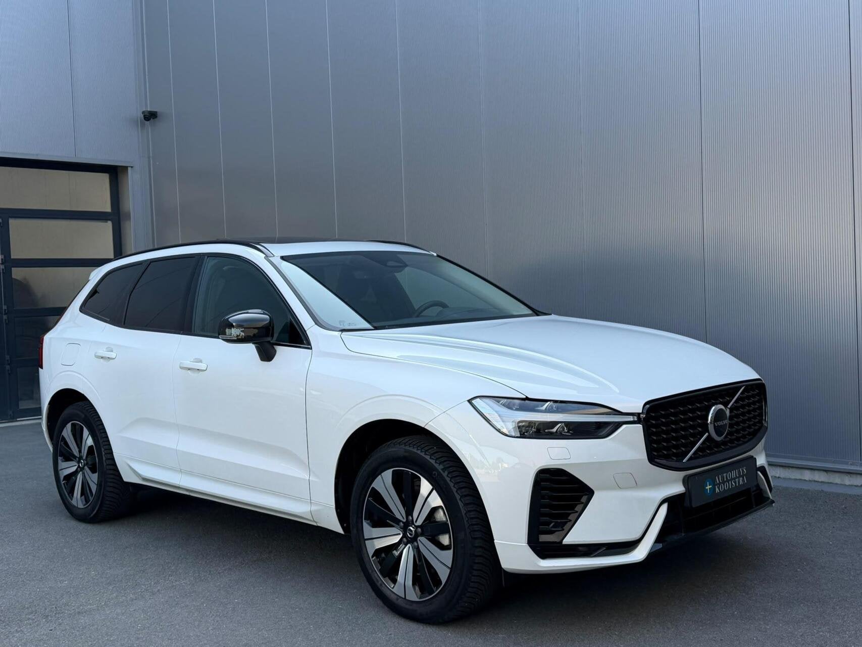 Volvo XC60 2.0 T6 Plug-in hybrid AWD Plus Dark Panorama|H/K, Automaat, Dealer onderhouden, Gebruikt, 2063 kg