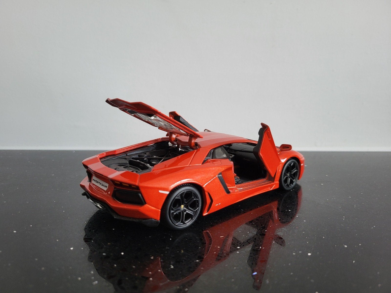 Lamborghini Aventador LP700-4 oranje 1/24 Maisto, Ophalen of Verzenden, Zo goed als nieuw, Auto, Maisto