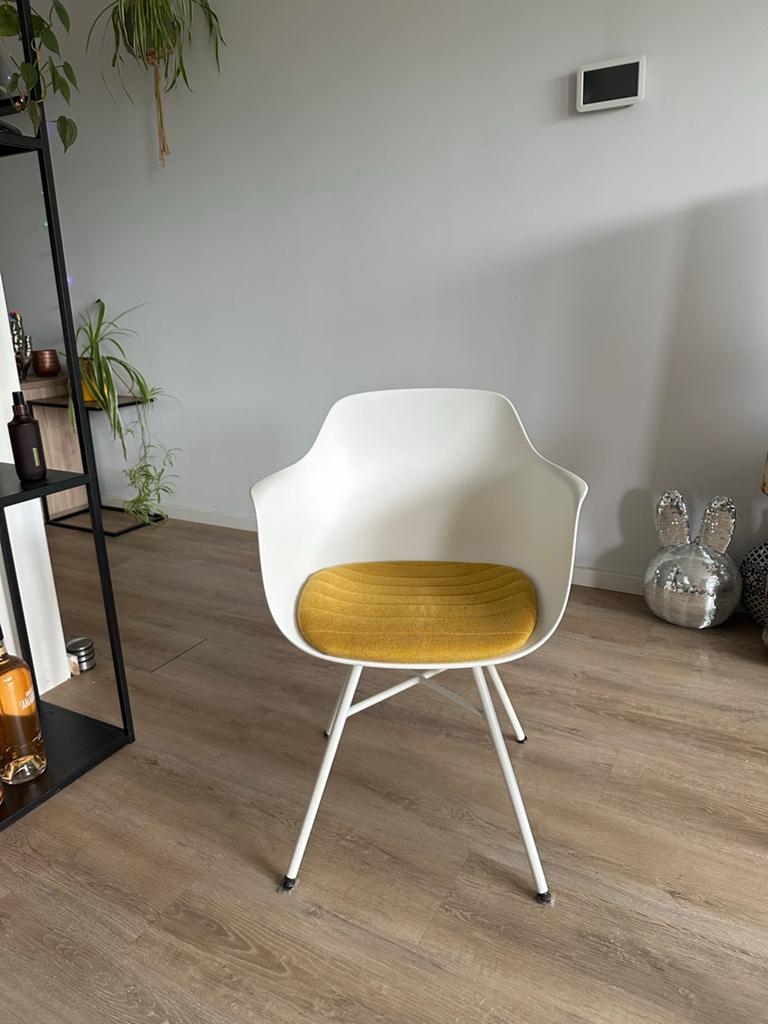 Witte kuipstoel met geel kussen, Ophalen, Kunststof, Wit, Zo goed als nieuw