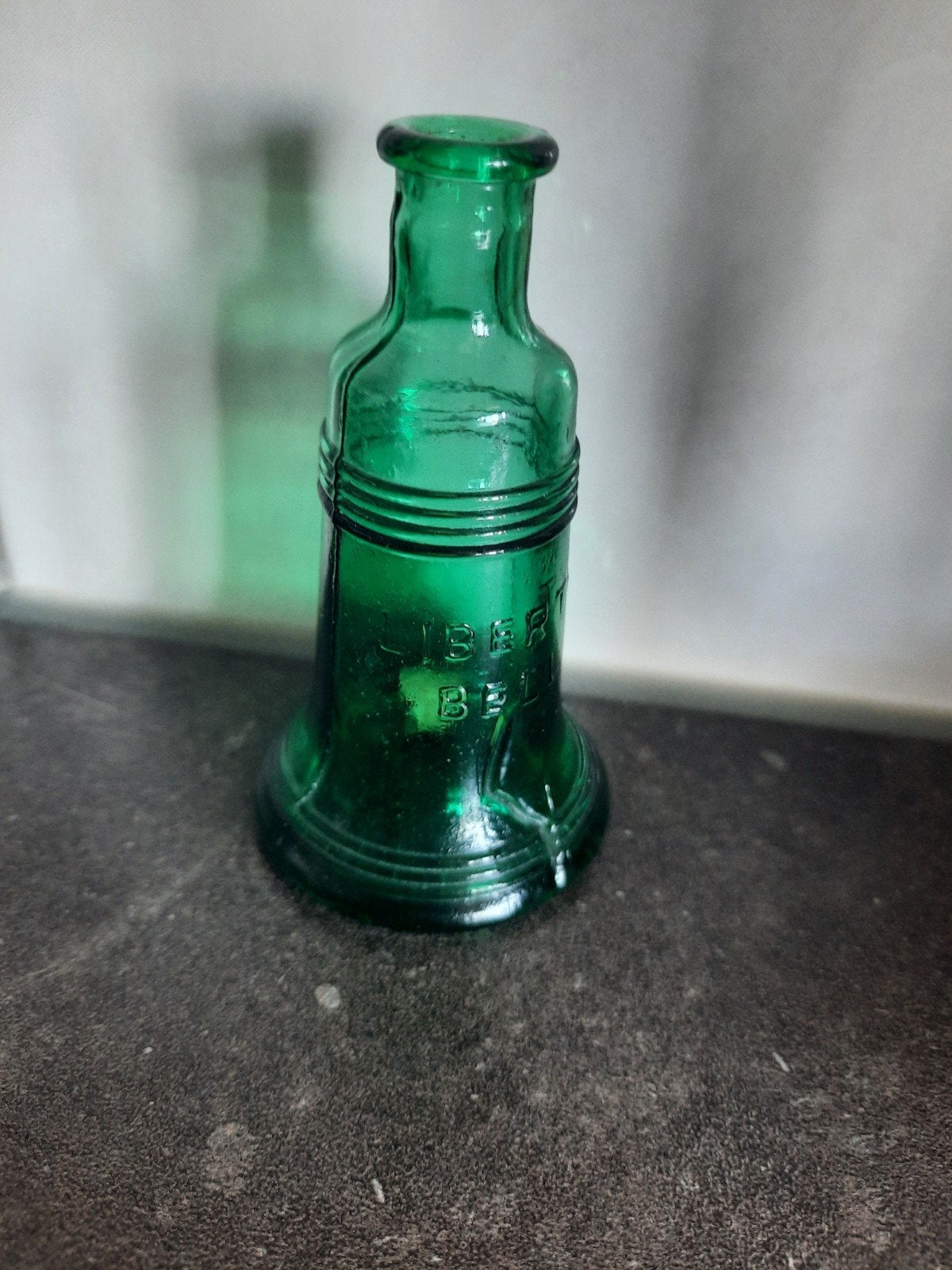 Vintage Groene Liberty Bell Fles - Antiek Glas 7,5 cm hoog, Ophalen of Verzenden