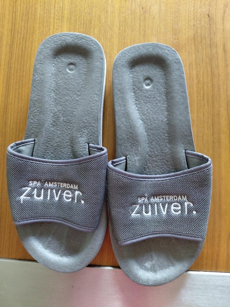 Grijze badslippers. Maat 40. Nieuw., Slippers, Nieuw, Ophalen of Verzenden, Grijs