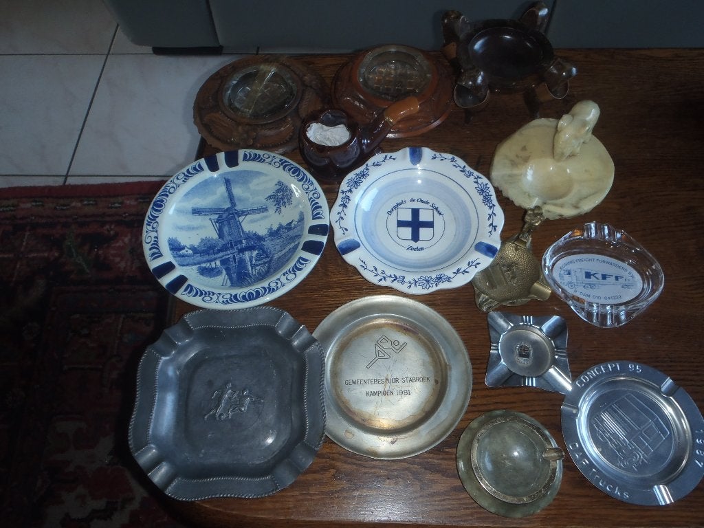 14  Prachtige  Oude asbakken doos 1, Verzamelen, Ophalen of Verzenden, Gebruikt, Sigarenbandjes