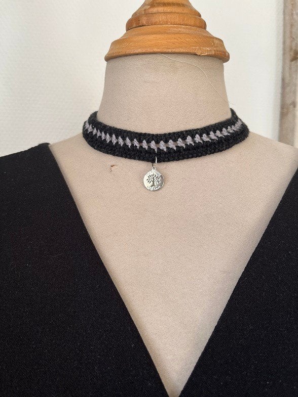Ketting choker bedel levensboom zwart zilver, Met hanger, Overige materialen, P Gillisstraat, Zwart