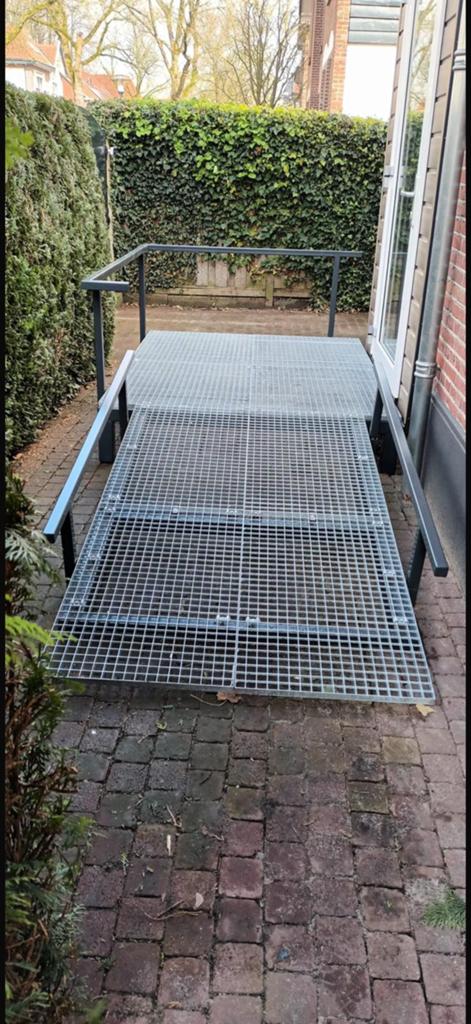 Stevige metalen rolstoeloprit met leuningen, Ophalen, Gebruikt, Minder dan 2 meter