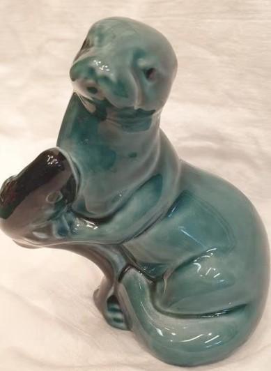 Blauwgroen Poole Pottery Otterbeeldje met vis glazuur Art, Ophalen of Verzenden, Gebruikt, Dier