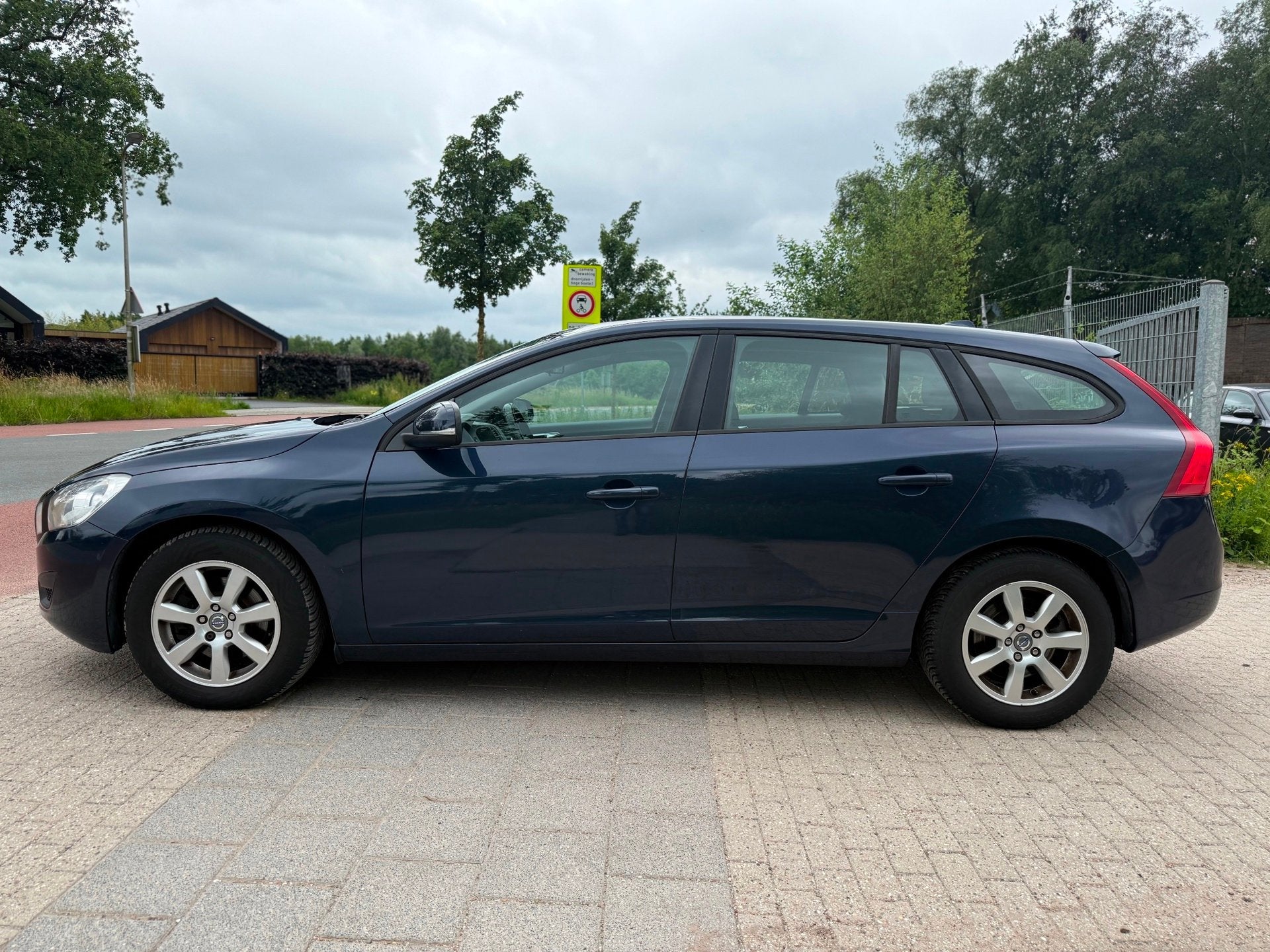 Volvo V60 1.6 T3 Kinetic Airco Cruise Navi Psensor, Auto's, Voorwielaandrijving, Gebruikt, 4 cilinders, 150 pk
