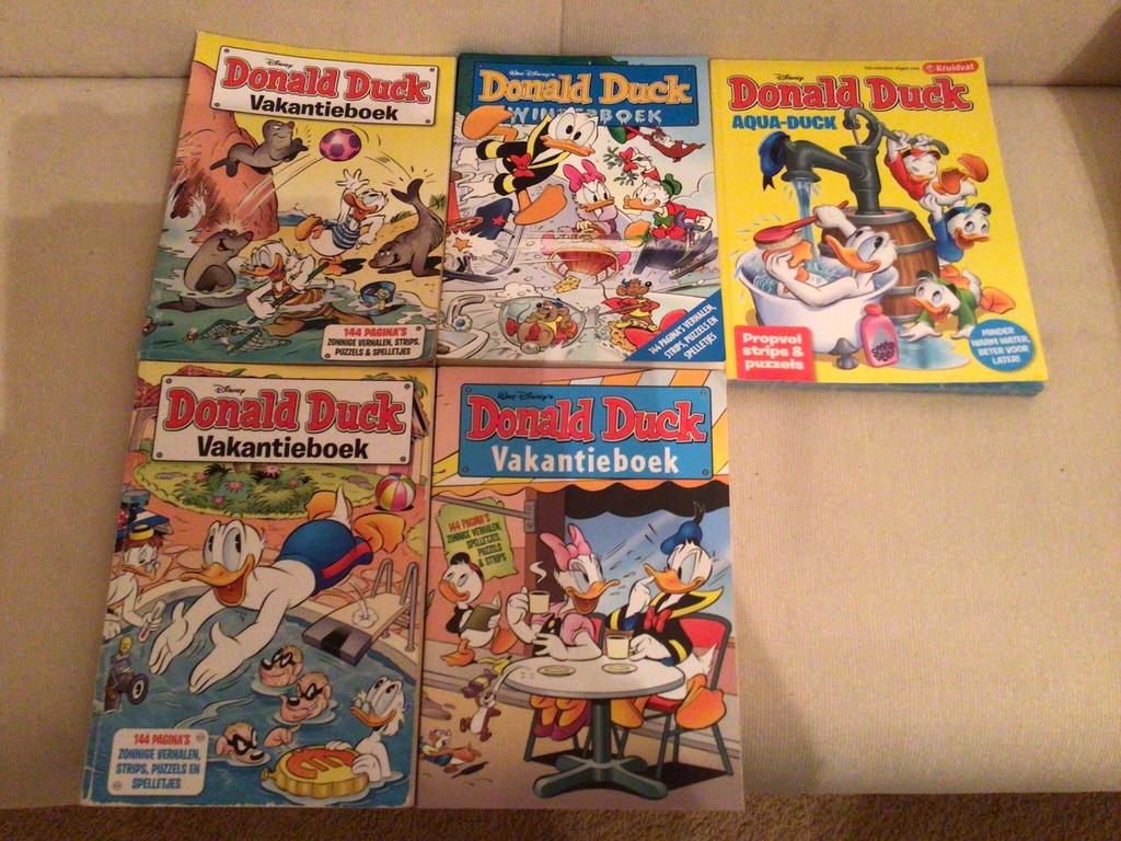 5 donald duck vakantieboeken voor 5,00, Meerdere stripboeken, Ophalen of Verzenden, Gelezen