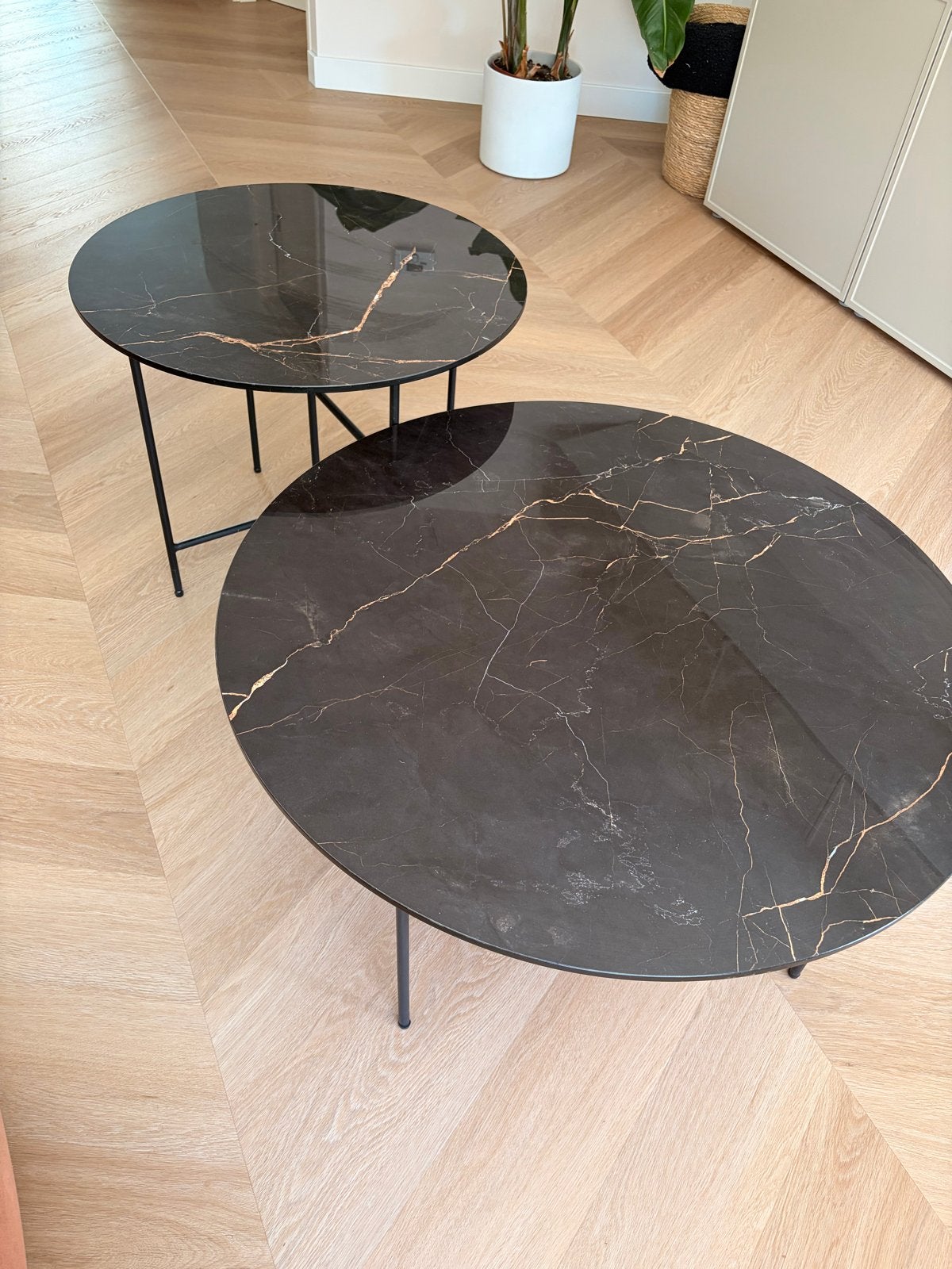 Set van 2 zwarte marmeren salontafels, Ophalen, Rond, 50 tot 100 cm, Zo goed als nieuw