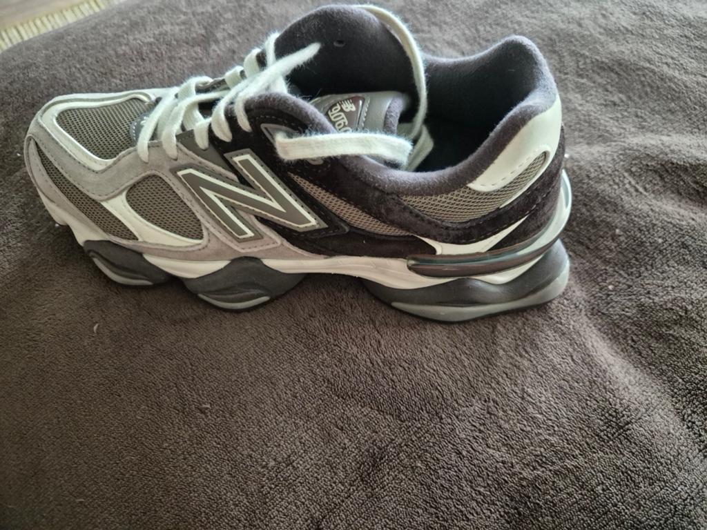 New Balance 9060 - Zo goed als nieuw, Maat 38,5, Kleding | Dames, Schoenen, Bruin, New balance 9060, Ophalen of Verzenden, Sneakers of Gympen