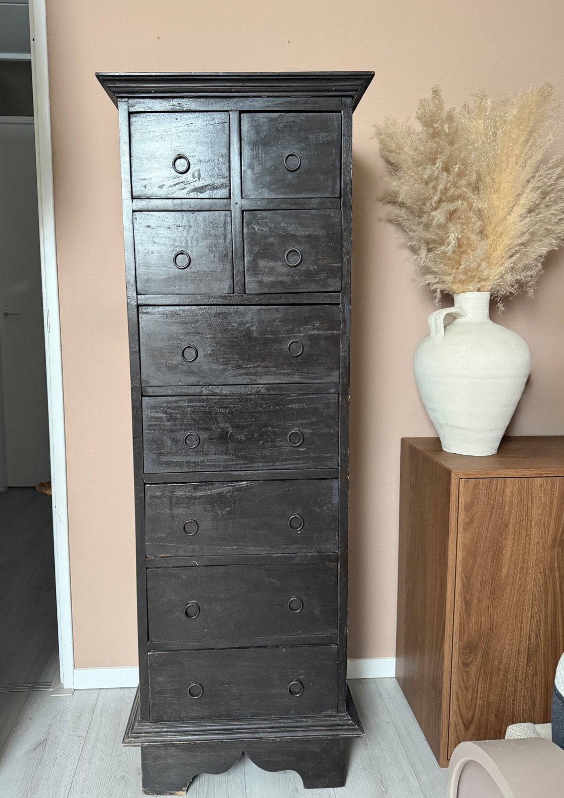 Stoere hoge houten ladekast | zwart/donkerbruin | 147 cm, 5 laden of meer, Ophalen of Verzenden, Zo goed als nieuw, 25 tot 50 cm