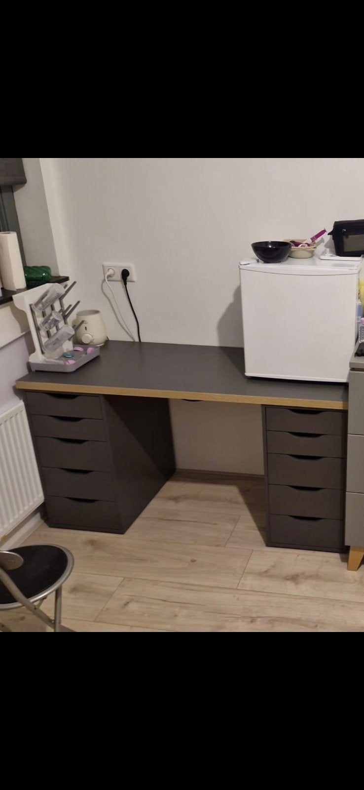 IKEA bureau donkergrijs/houteffect 140bx60dx73h cm, Ophalen, Overige typen, Spaanplaat of MDF, Zo goed als nieuw