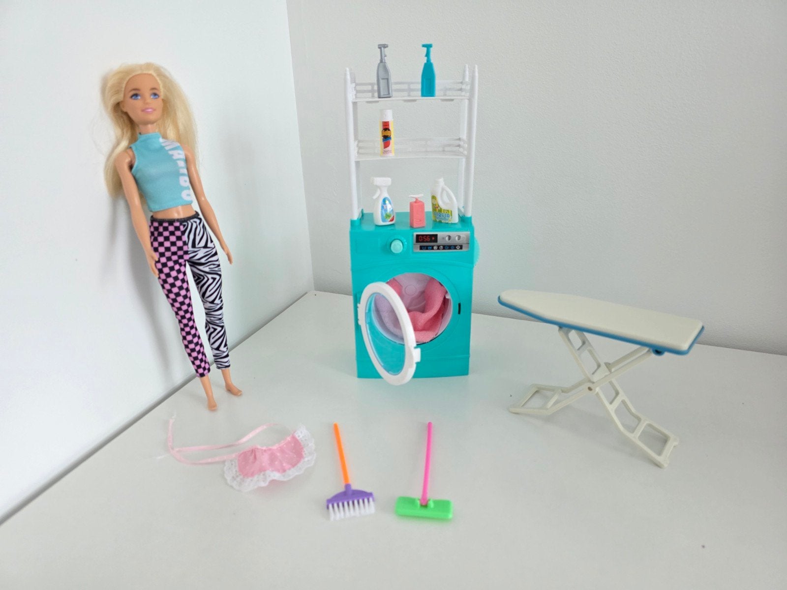 Barbie met wasmachine en accessoires, Ophalen of Verzenden, Zo goed als nieuw, Barbie