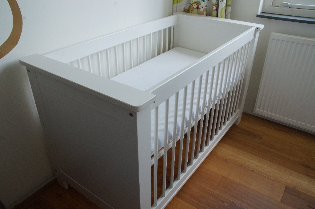 Baby ledikant (volledig gerenoveerd), commode en wandplank, Ophalen, 50 tot 70 cm, 100 cm of meer, Zo goed als nieuw