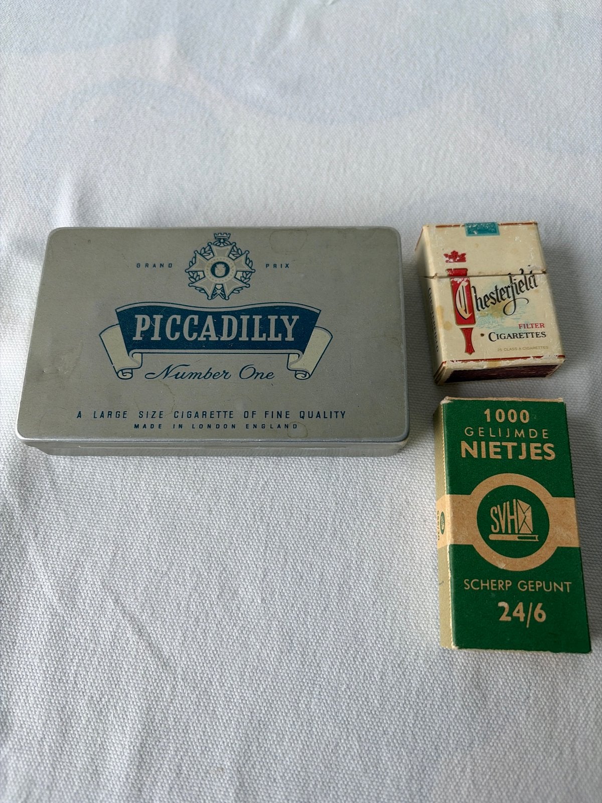 Vintage sigarettenblik Piccadilly en Chesterfield pakje, Verzamelen, Ophalen of Verzenden, Gebruikt, Tabaksdoos of Verpakking