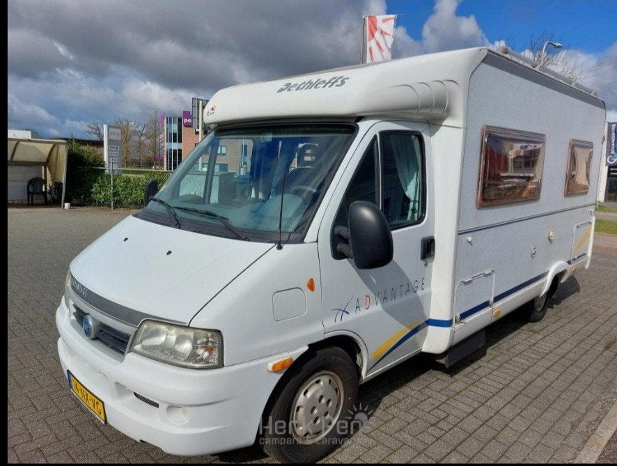 Compacte Dethleffs Camper - Ideaal voor 2-3 personen, Caravans en Kamperen, Standaard zit, Ringverwarming, Fiat, Koelkast