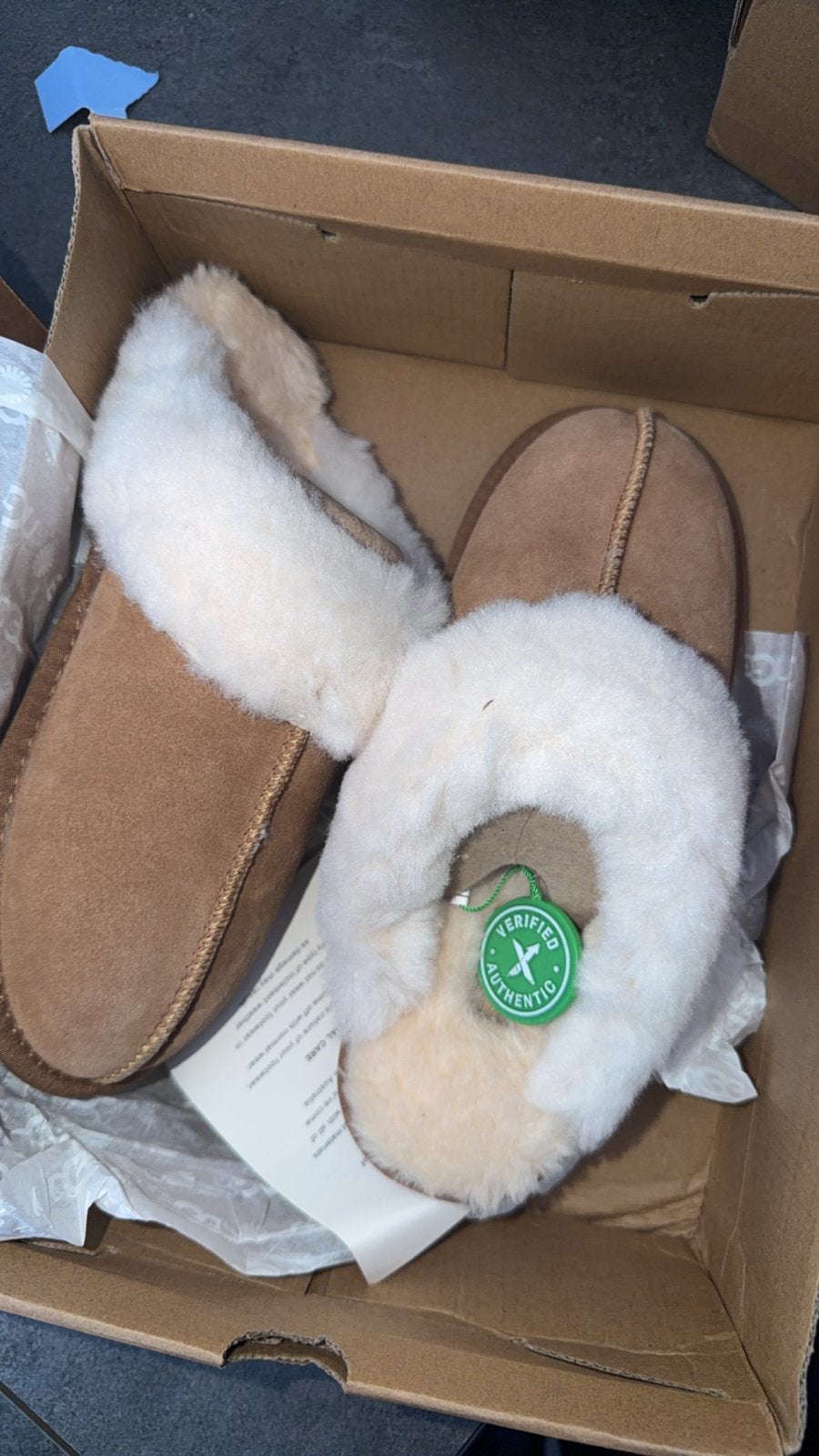 Uggs pantoffels - Comfortabele en warme sloffen, Kleding | Dames, Schoenen, Ophalen of Verzenden, Zo goed als nieuw, Bruin, Pantoffels of Sloffen