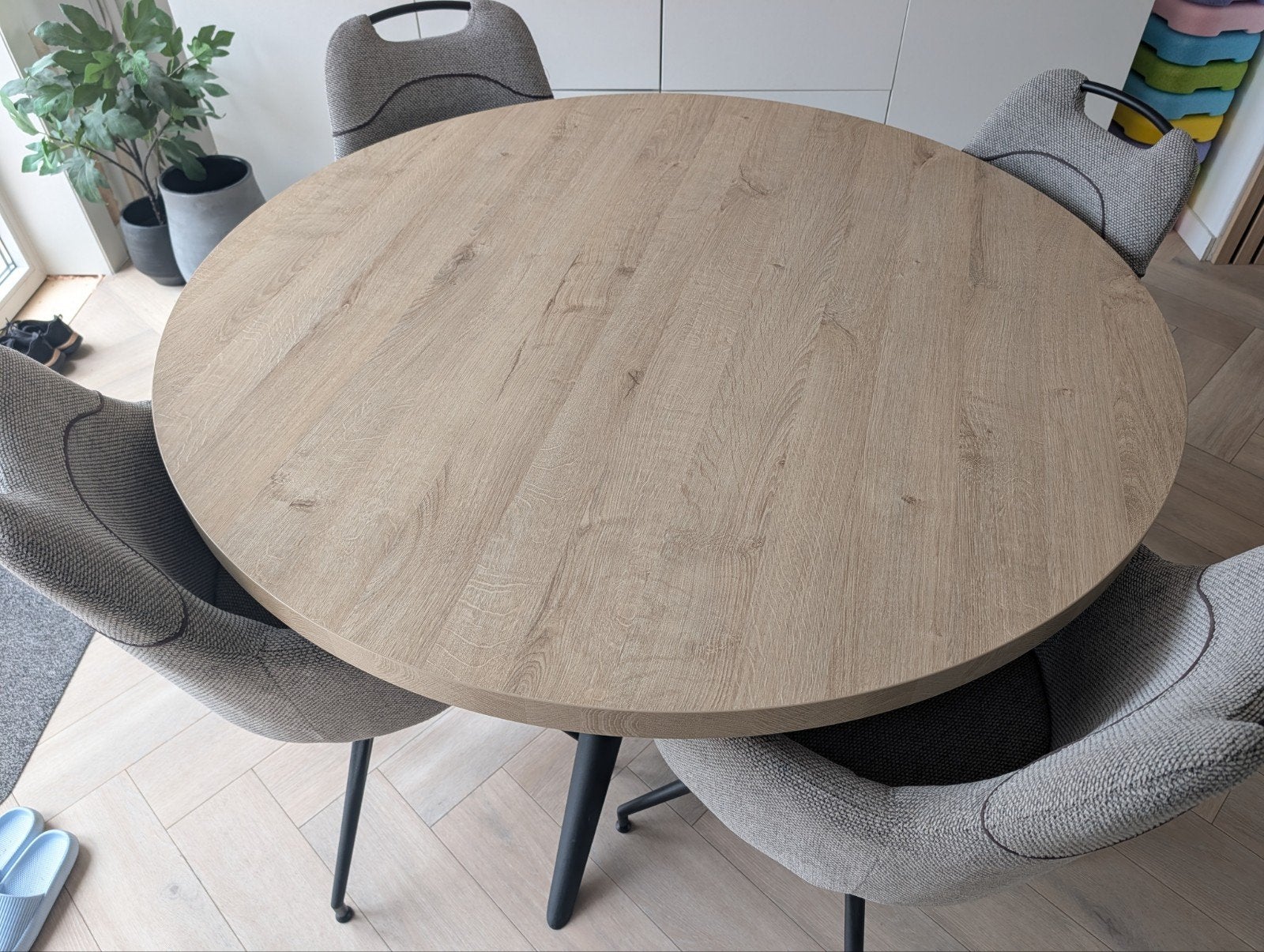 Ronde eettafel 130cm met spinpoot, Modern, Industrieel, Rond, Zo goed als nieuw, Vier personen
