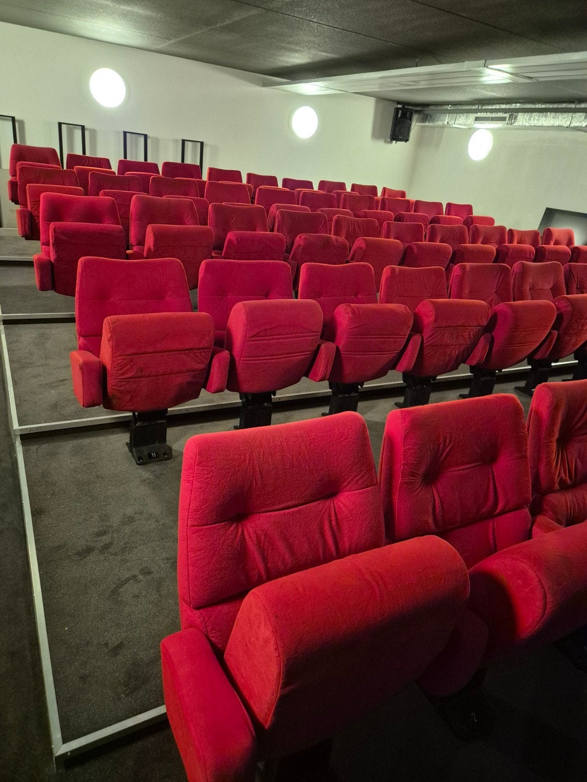 Bioscoop stoelen 50 stuks zo goed als nieuw, Ophalen, Zo goed als nieuw
