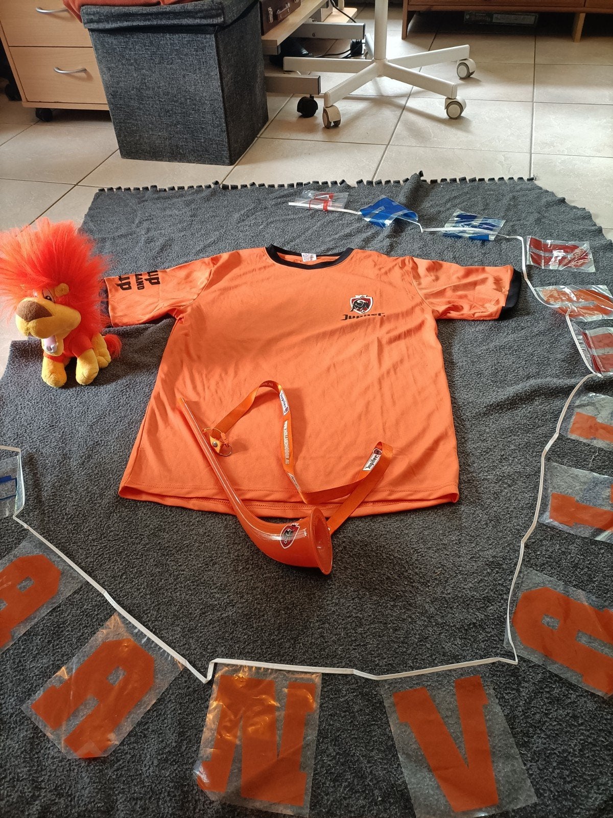 Oranje Fan pakket: Shirt, Sjaal, Leeuw, slinger & Toeter, Ophalen of Verzenden, Versiering, Oranje of Koningsdag