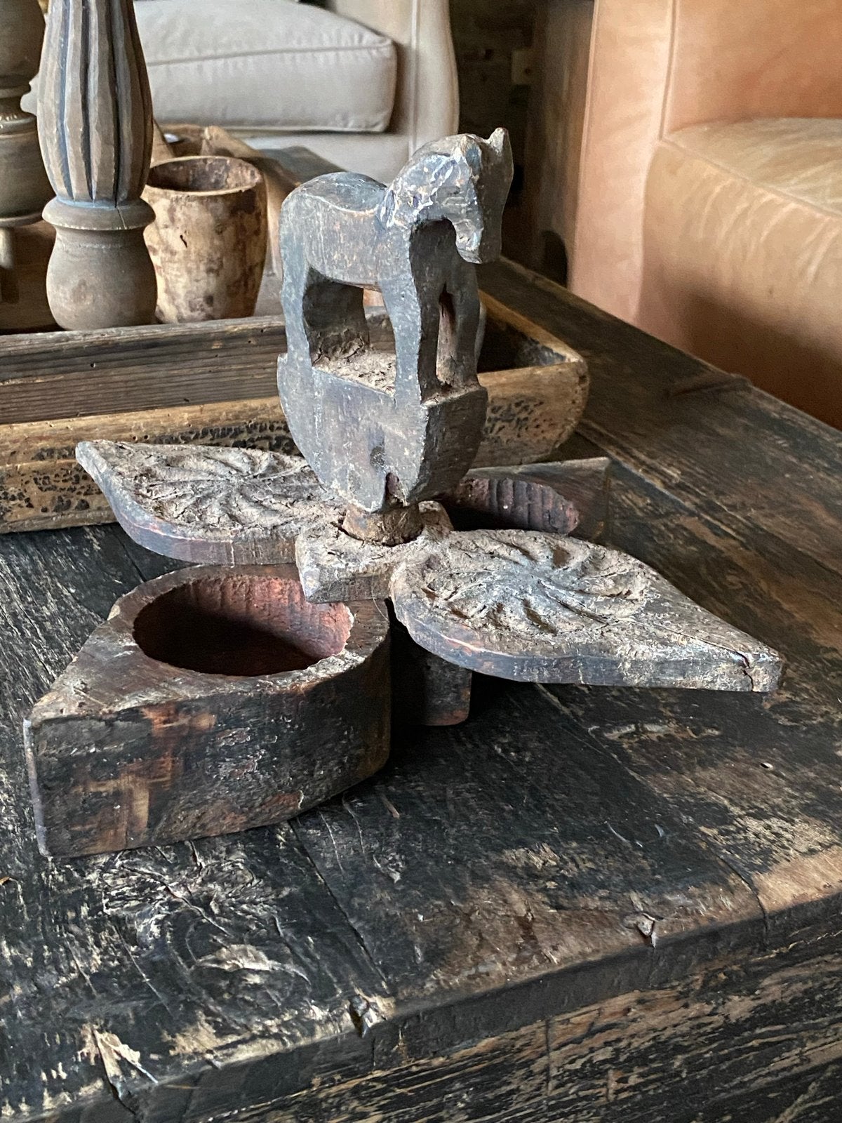 Antieke Indiase kruidenbox van oud hout met paard, Ophalen