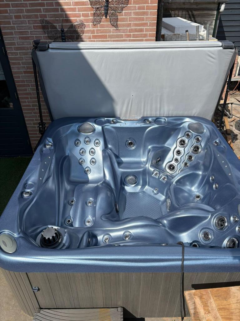 Luxe Jacuzzi met Cover en Trapje - Zo goed als nieuw, Ophalen of Verzenden, Zo goed als nieuw, Trap, Vast