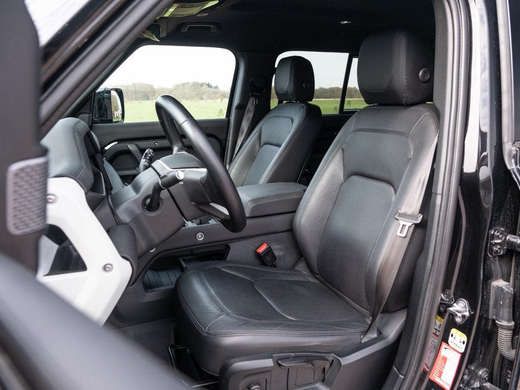 Land Rover Defender 110 2.0 P400e S | Black Pack | Leder int, Auto's, Land Rover, Automaat, Gebruikt, 3000 kg, Zwart
