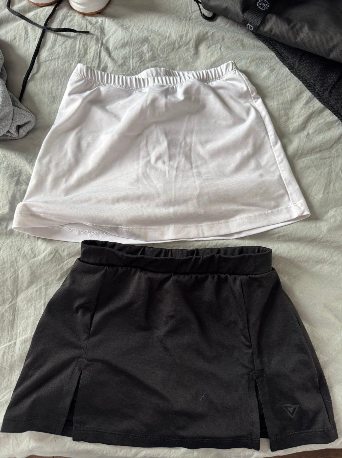2 hockey rokjes mt 128 wit en zwart, Ophalen of Verzenden, Gebruikt, Kleding