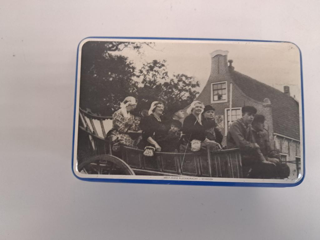 Vintage blikken bakje met West-Friese klederdracht, Verzamelen, Blikken, Ophalen, Gebruikt, Overige, Overige merken