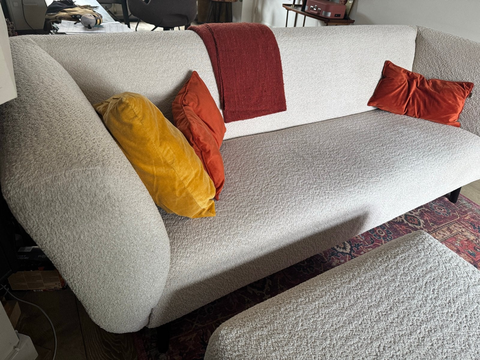 Moderne bouclé bank met hocker - zgan, Ophalen, Driepersoons, 75 tot 100 cm, Zo goed als nieuw