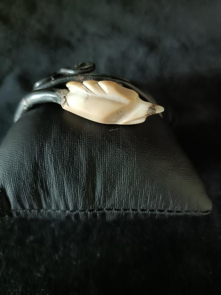 Zwarte Akar Bahar Armband uit Indonesië met decoratieve kop, Ophalen of Verzenden, Gebruikt, Zwart, Overige materialen